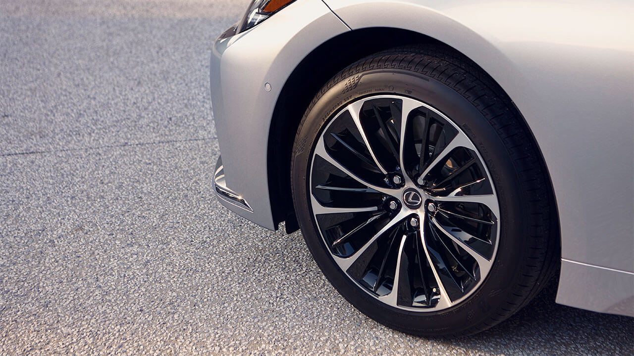 Lexus LS 20-inch alloy wheels