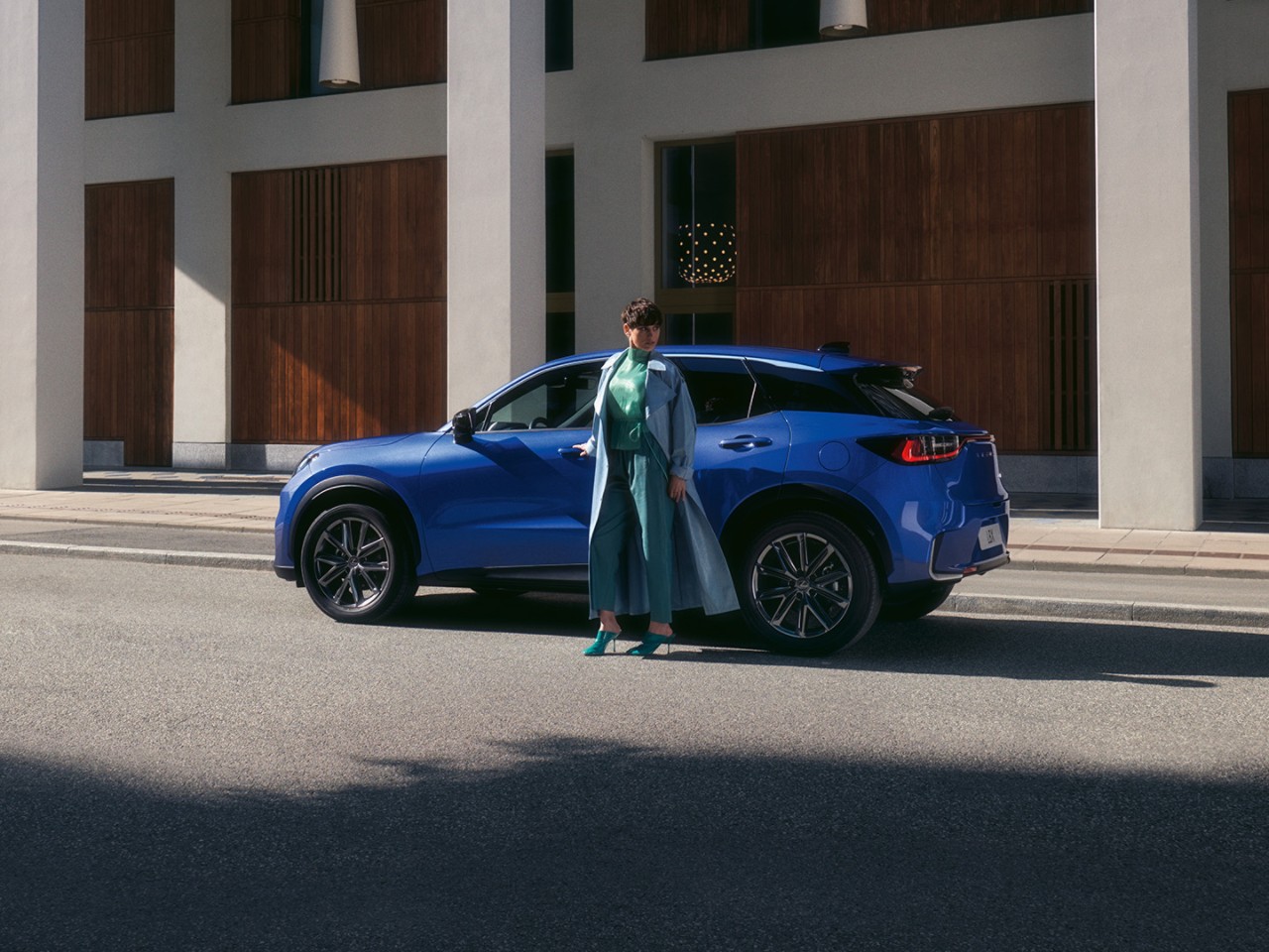 Une personne à côté d’une Lexus LBX